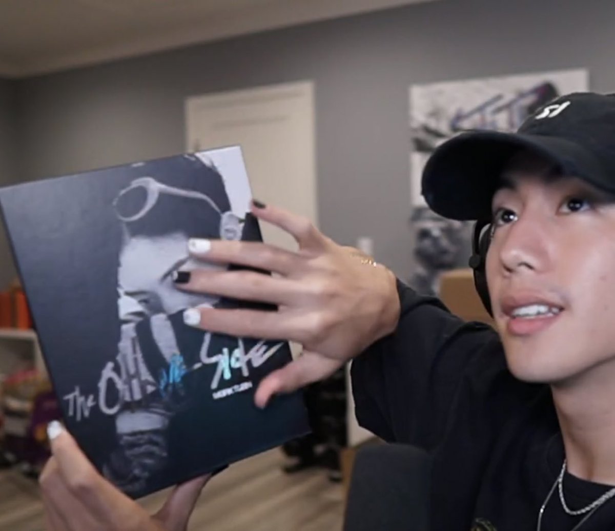 ITNUNA25's tweet photo. บั้มนี้ต้องมีทุกบ้านน!! รอยยิ้มพ่อภูมิใจสุดๆ
#faraway #theotheside #MarkTuan @marktuan https://t.co/SknGem9RhH
