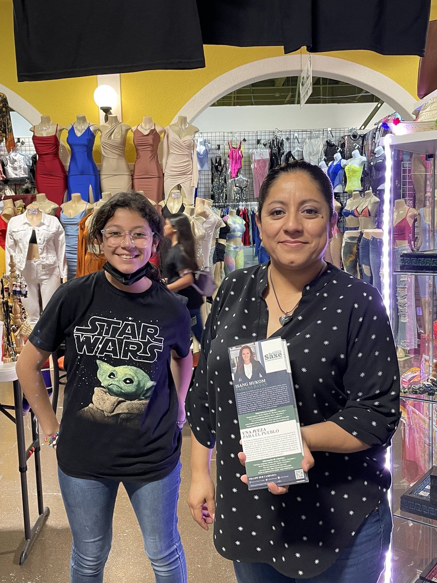 Saxe4Judge's tweet photo. .#TeamSaxe was out in the community meeting with voters and small business owners at El Mercadito. To learn more about #Saxe4Judge visit https://t.co/chHIGy5ceK.
#ajudgeforthepeople #WhenWeVoteWeWin #vote #Elections2022 #November8th #MindTerms2022 #CourtsMatter #Courts https://t.co/AWVUN0HD3c