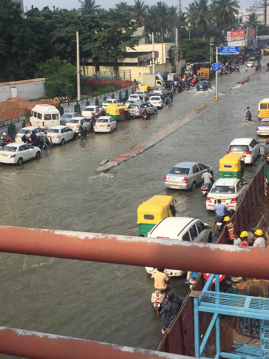 monikamanchanda's tweet photo. #Bangalore if you can stay home today. Roads flooded and backed up pretty much in the entire city. These photos are from ORR. 

#bangalorerains #bangaloretraffic https://t.co/baFdwpAY0Y