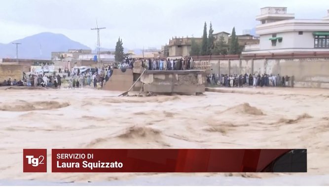 Vittime e distruzione in Pakistan a causa delle inondazioni. Si moltiplicano gli appelli per aiuti umanitari  #tg2 #laurasquizzato