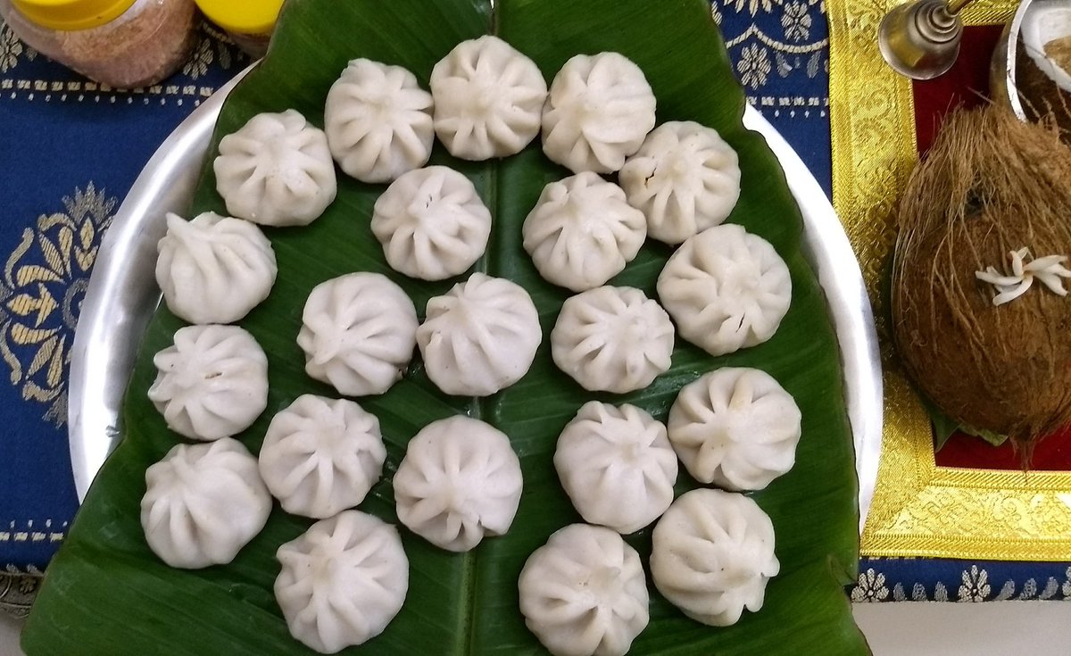 aparanjape's tweet image. The real Modaks are &apos;Ukdiche Modak&apos;!  ... Rice flour cover with coconut stuffing inside...steamed, and served with ghee on top.

Anything else you see these days are just fried stuff/mithai/chocolates shaped as Modaks! 😊

#Ganeshotsav2022 #Modak