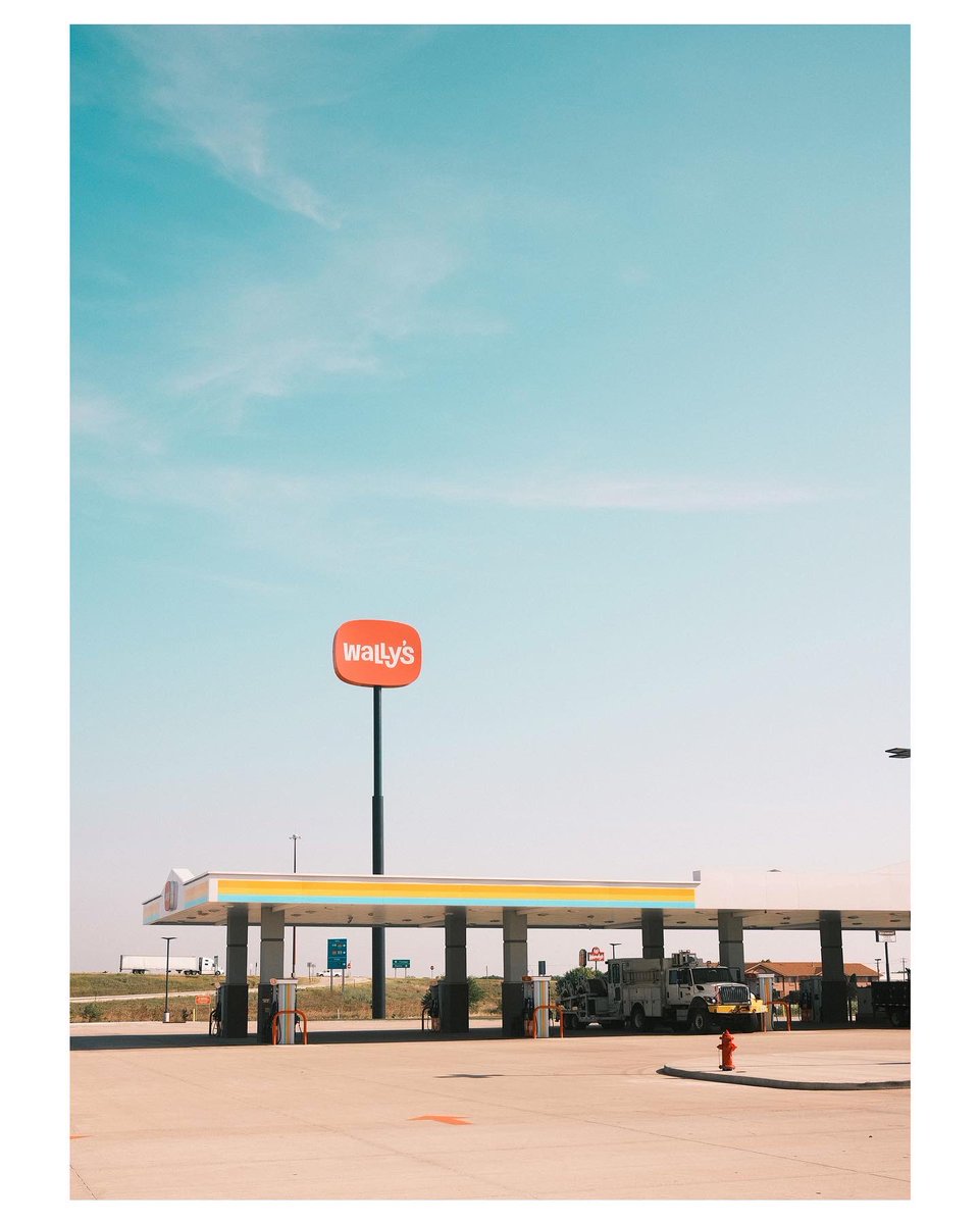 MattGiesow's tweet photo. teal and orange pit stops 🚙 🍊 🛑 ⛽️ 

#fujix100v #sooc @FujifilmX_US #route66 https://t.co/A3gfrMZtO6