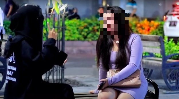 andreasharsono's tweet photo. An Indonesian hijaber, who claimed to come from Lombok Island, harassed other women to wear what she claims to be Islamic clothing on on a public street. YouTube removed her account https://t.co/cr5DzfF2A9 https://t.co/d6VxRjHIoA