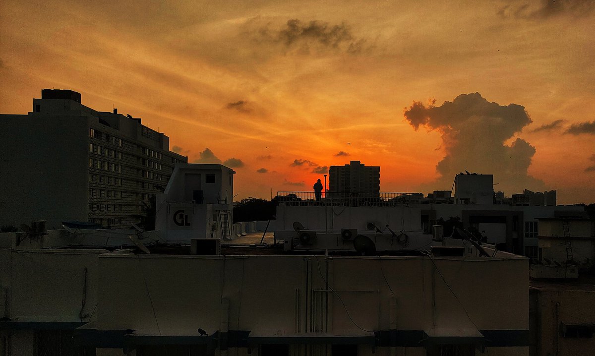 rprsan's tweet photo. d nature is same for all...urban or rural...it's up to human to observe it... Sunrise at #Nungambakkam ✨📸🌇🌄 #sunrise #landscapephotography #orangesky #NaturePhotography #mobilephotography #urbanlife #childtrust #lonelyman #Human #prachastudios https://t.co/7x9WmVKWnZ