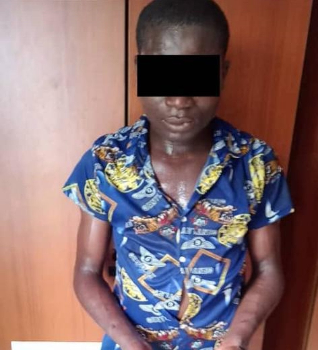 Read_newsonline's tweet photo. Police rescue suspected child trafficker from the mob - https://t.co/LOCnft55RQ https://t.co/VBattIwoCG