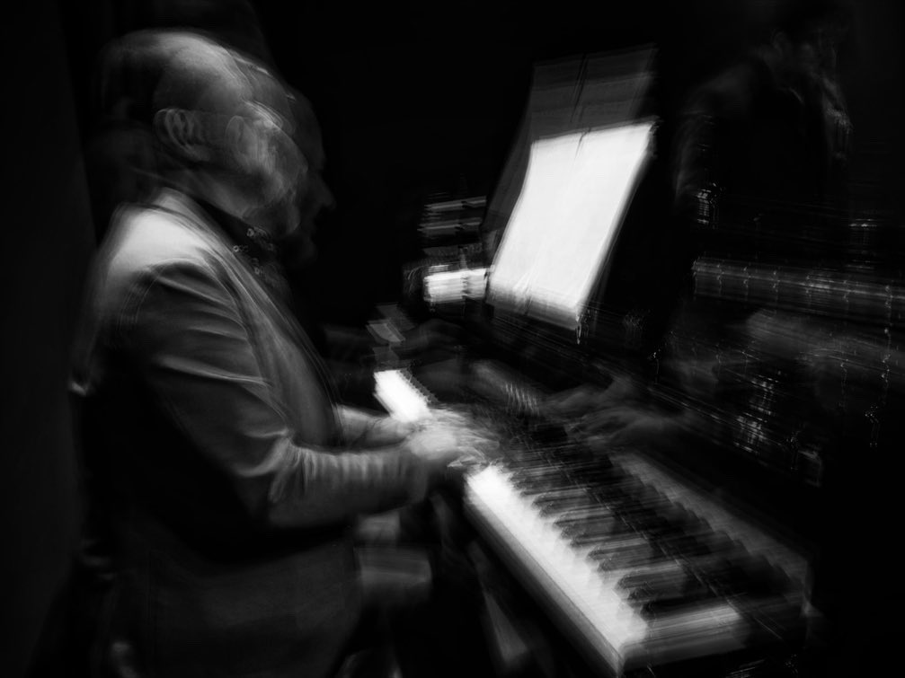 LucretiaArdor's tweet photo. No trumpets blare, just sweet trombones,
A crooner, smooth tongued and mellow.
Hurting, aching, quiet, for me alone.
Sing me an old style song.
#sunlitewanter
23/03/22 #bulutgulenquintet
#bulutgulen #kaanbıyıkoğlu
#ozanmusluoglu #edizhafizoglu https://t.co/qcw7qYXyvD