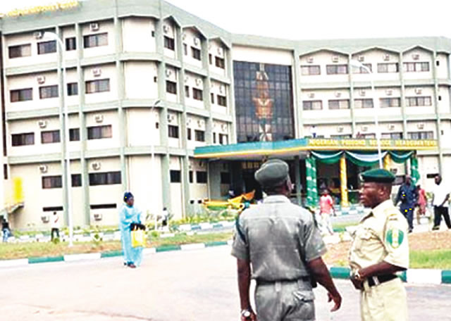 Read_newsonline's tweet photo. Kuje Prison: Officials confirm death of inmate amid reports of protest - https://t.co/B0CWe9BK6P https://t.co/ufFhv37PKV