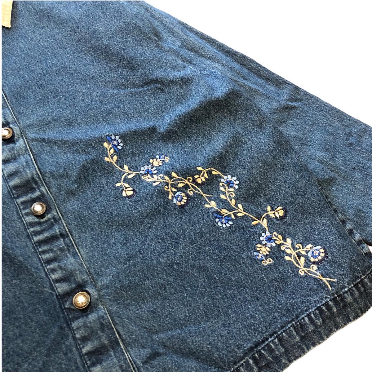 ✴︎。New Arrivals✴︎
▫️
【Lady‘s】
90s〜
Flower Embroidery
Denim Shirt
 
#vintagedenimjacket