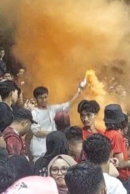 agakarebaa's tweet photo. Terduga pelaku pembawa obor asap di Stadion BJ Habibie Parepare kemarin malam. Penonton asal Kabupaten Sidrap. https://t.co/AJPEEiAoj2