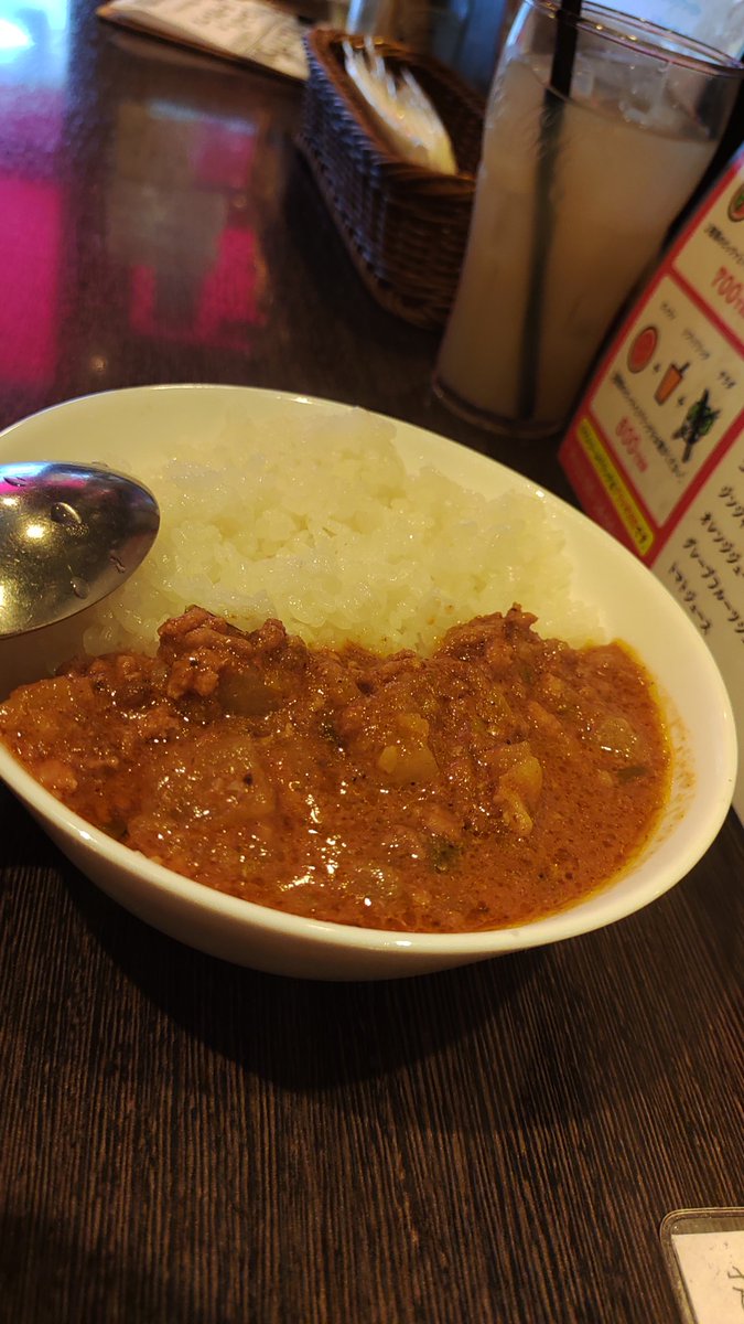 wink2_studio's tweet photo. 本日のご紹介は…ぴっつぁー！
釜で焼き上げるここのPIZZAは、絶品！ランチは飲み物付きで、何と500円！コスパ( 厂˙ω˙ )厂 ｳｪｰｲ！しかも、火曜限定でカレーライ���があってPIZZAとセット(ミニカレー)もできます！
ただし、立ち飲み屋さんのランチなので、イスがないのでご注意を！
@渋谷ランチ https://t.co/MbKjtFIHoJ