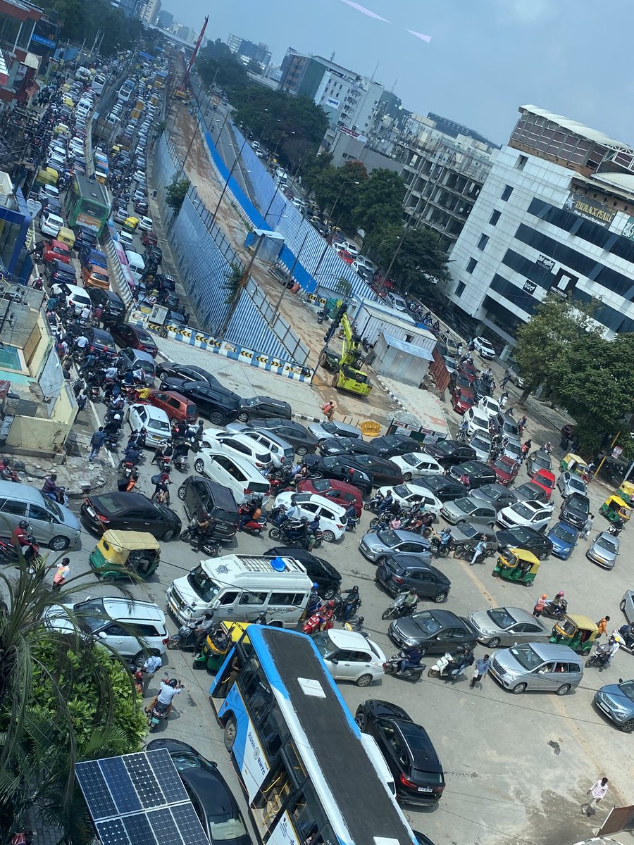 vikar_t's tweet photo. Overnight rain ! 

Marathahalli - Bellandur  ORR is fully jammed  ( an endless line of vehicles hardly move, as much as I could see ) 
#bangalorerains #Bangalore https://t.co/Bufp7TdbSX