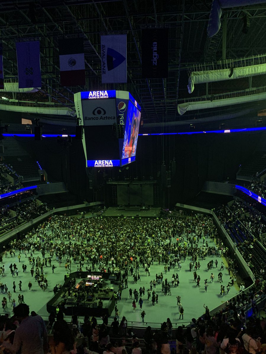 cupofmiri's tweet photo. el mejor día de mi vida #JonasBrothers #Jonasbrothersmexico https://t.co/rBYPPTpKFw