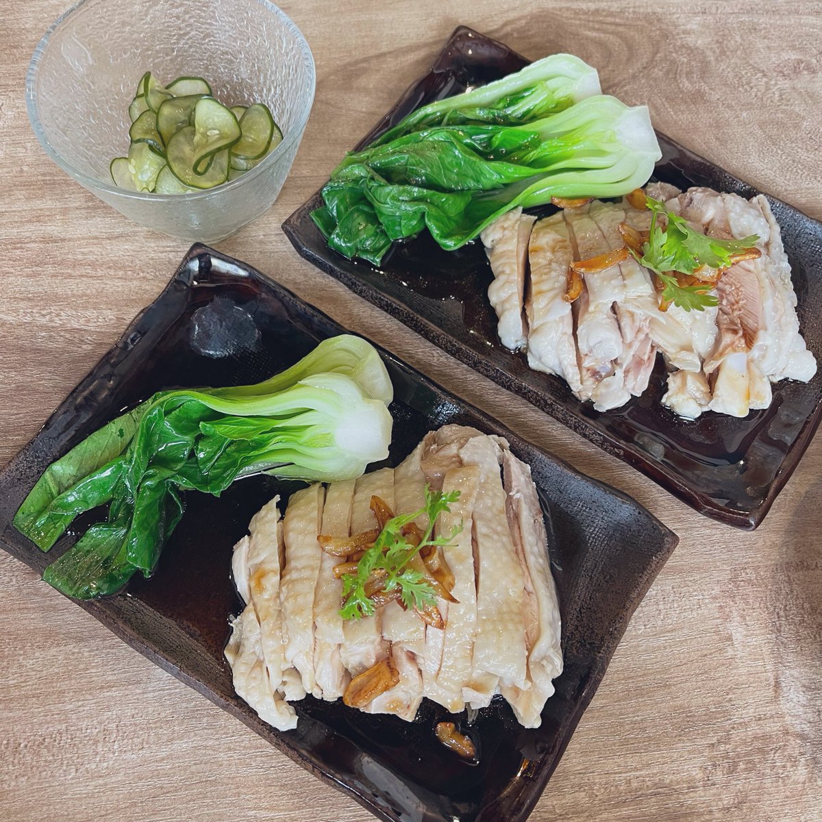 10000cal1's tweet photo. 📌 Little  Stove (ช้างคลาน)
😋 เปิดประสบการณ์อาหารเอเชี่ยน เหมือนกินโอมากาเสะข้าวมันไก่ ไก่ฉ่ำมาก มาพร้อมกับพริกเซี่ยงไฮ้ เหมือนน้ำพริก เด็ดจนอยากขอซื้อกลับ สั่งคู่กับข้าวกระเทียม อร่อยทุกอณู แม้แต่ผักดอง เช็ค���พจก่อนไปน่ะหมดเร็วมาก #รีวิวเชียงใหม่ #เชียงใหม่กินอะไรดี https://t.co/KMW7WXwH7s