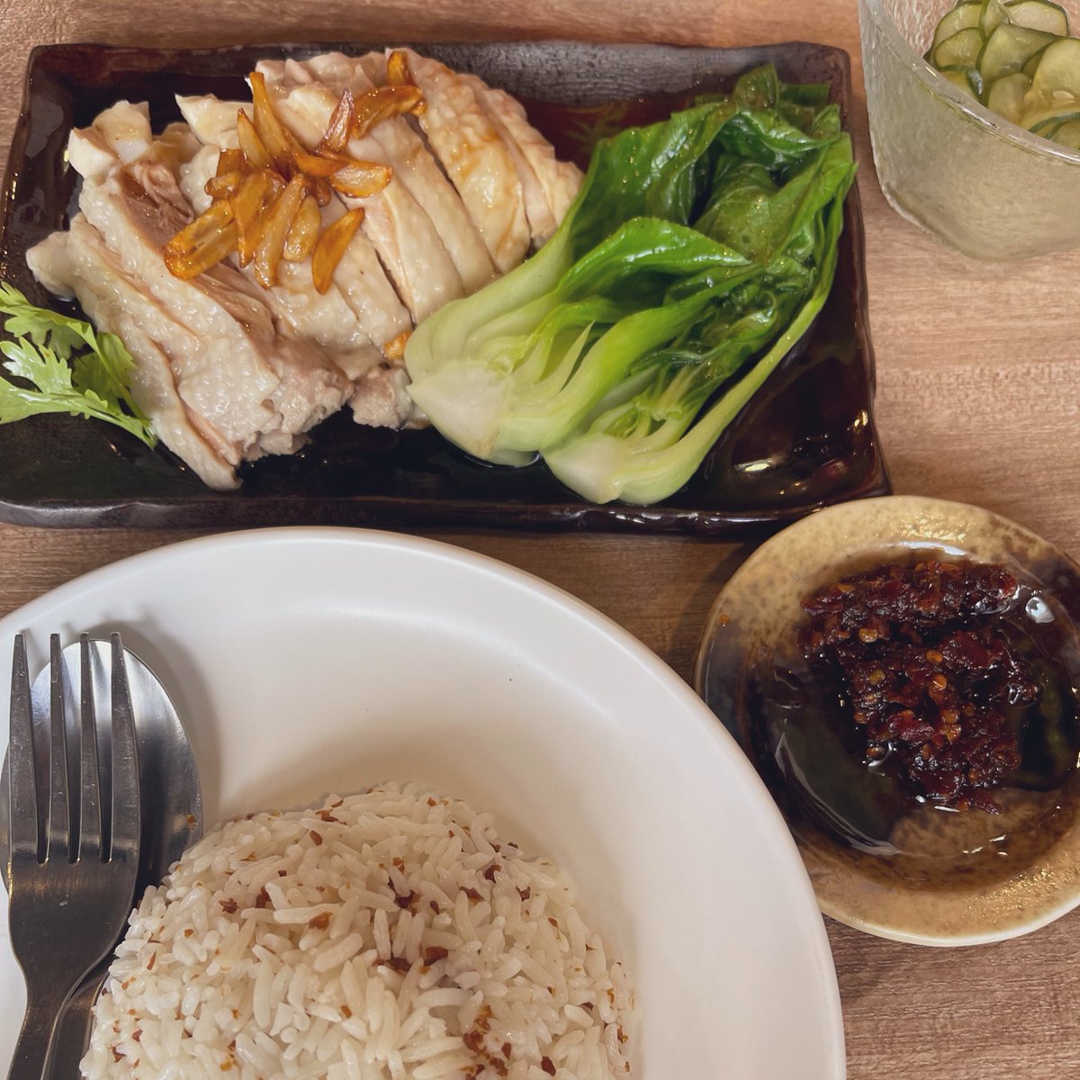 10000cal1's tweet photo. 📌 Little  Stove (ช้างคลาน)
😋 เปิดประสบการณ์อาหารเอเชี่ยน เหมือนกินโอมากาเสะข้าวมันไก่ ไก่ฉ่ำมาก มาพร้อมกับพริกเซี่ยงไฮ้ เหมือนน้ำพริก เด็ดจนอยากขอซื้อกลับ สั่งคู่กับข้าวกระเทียม อร่อยทุกอณู แม้แต่ผักดอง เช็ค���พจก่อนไปน่ะหมดเร็วมาก #รีวิวเชียงใหม่ #เชียงใหม่กินอะไรดี https://t.co/KMW7WXwH7s