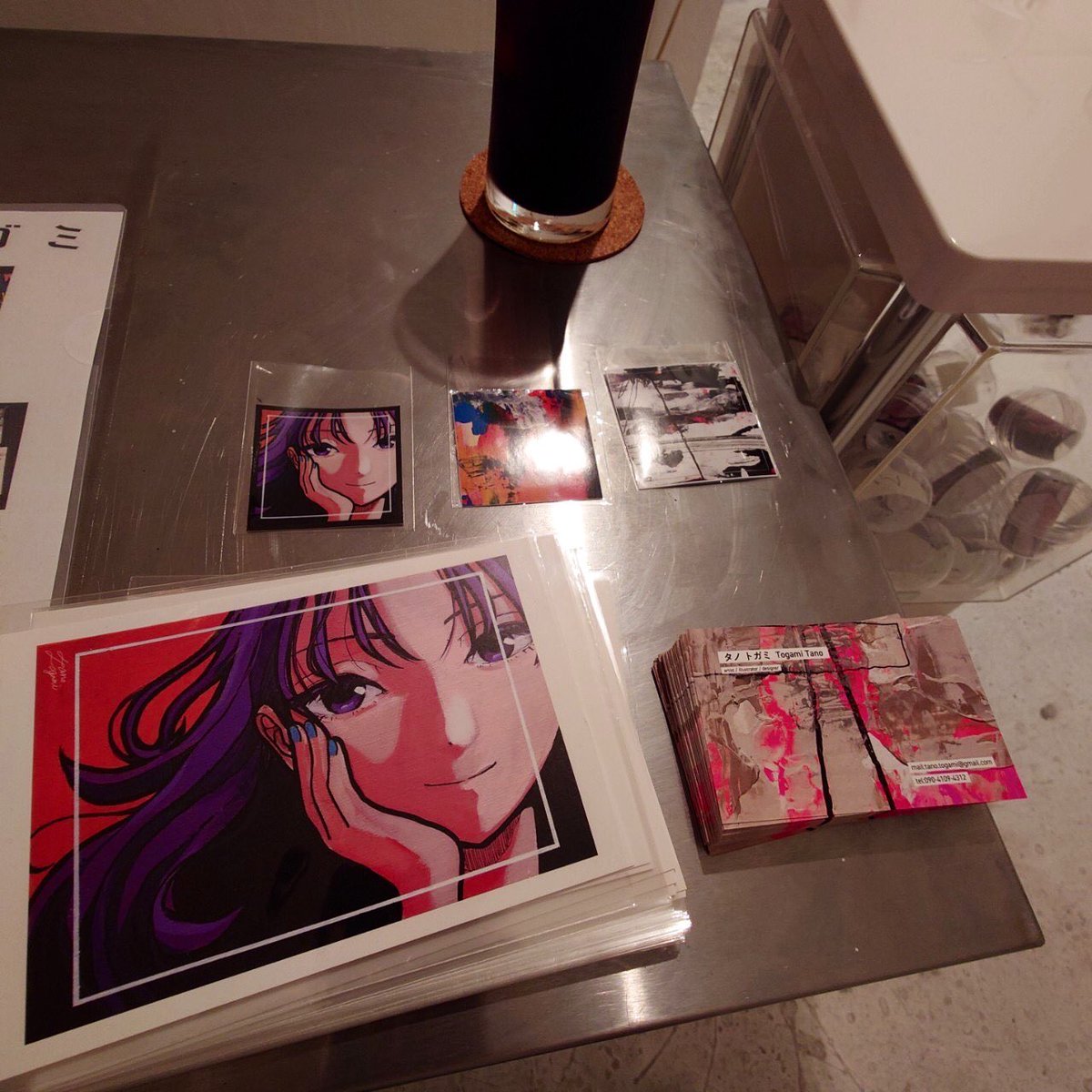 本日展示最終日になります
お時間ありましたら是非お越しくださいませ！
作品全て購入可能です〜！
ステッカー(ガチャ)とポストカードも販売しております◎