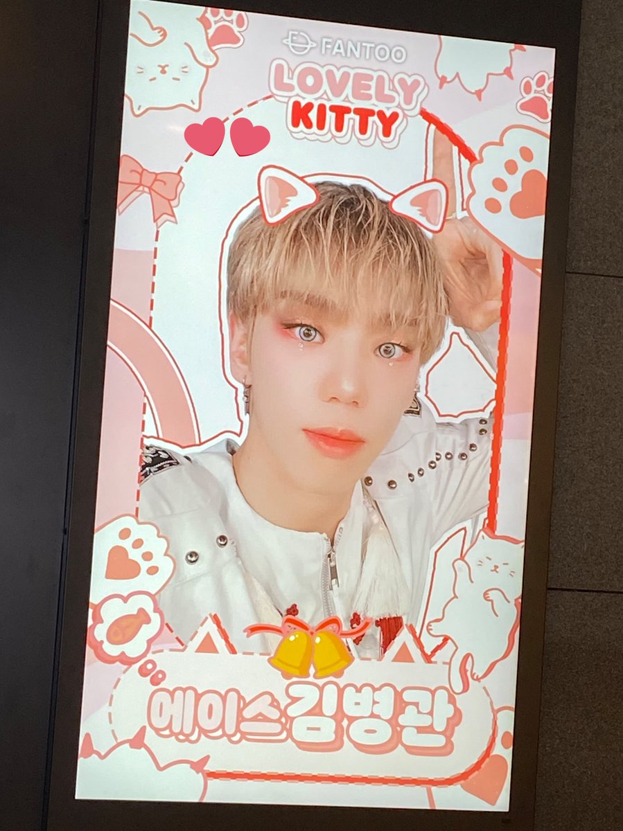 jell2e's tweet photo. 충전선 사러 백화점 왔다가 고개를 들다보니 아니 병과나아아아아앙!!!! 너무 귀엽구 반갑잖아🥹🥹🧡🧡 #에이스 #김병관 #KBK https://t.co/N8M3cDUZw4