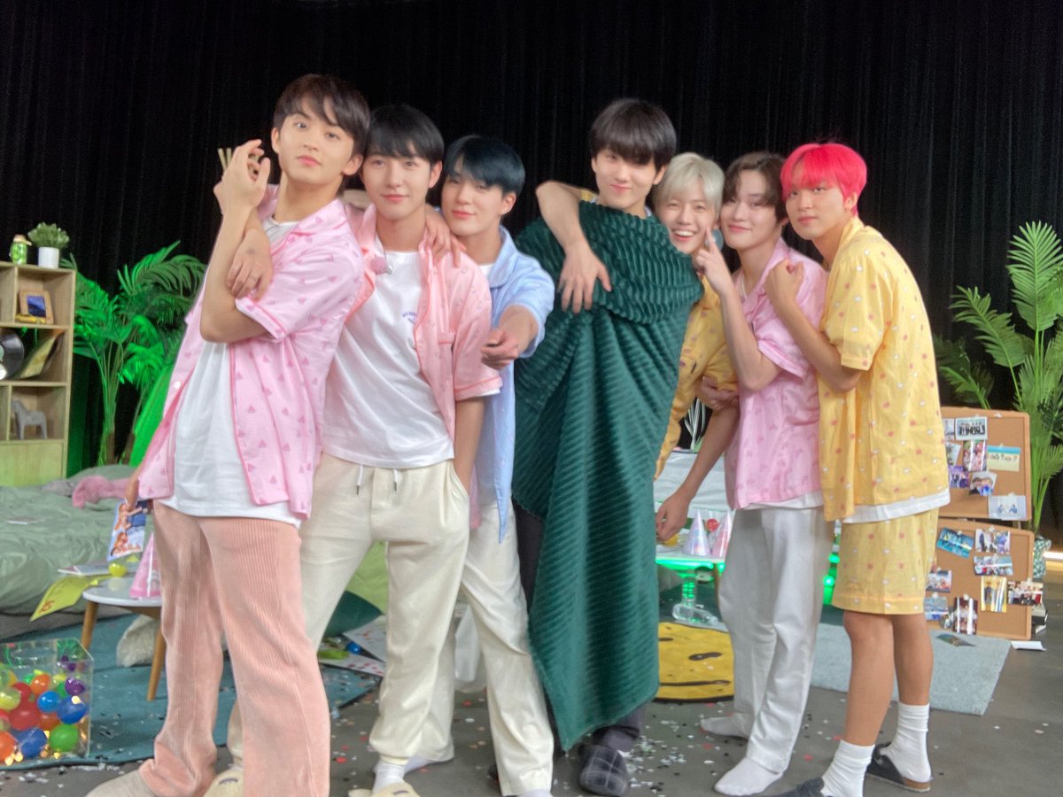 jwooshiluvr's tweet photo. nct dream recreating their old photos (2022 ver) ; a thread 🧵 https://t.co/Zhg8fVILms