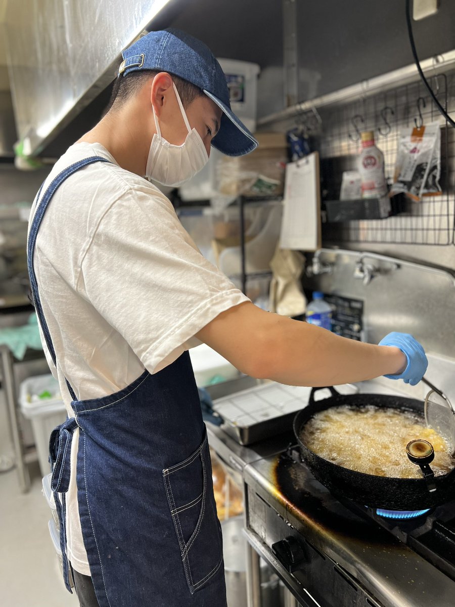 名古屋　芋匠
修行もとうとう大詰め！
よく頑張ってくれました！
芋やすの誰よりも幅広くメニューを作れる存在になりました！
名古屋でも手作り全開のお芋屋さんを広めてください！IMO HOLIC！！