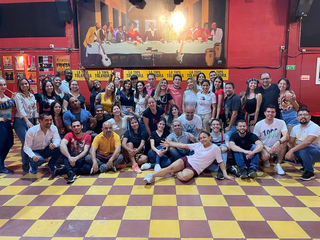 juchealima's tweet photo. Somos bailadores de la @joydancecali en la #TopaTolondra
A gozar de la #SalsaEnCali porque la vida es una. https://t.co/N4eIGLxCl7