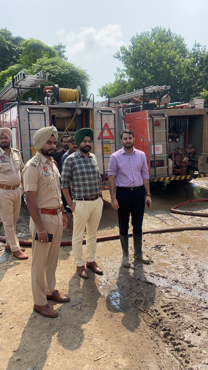 mcasrofficial's tweet photo. Fire 🔥 is going on from last three days at Rampura near G.T. Road, Fire Brigade, MC &amp; District adminstration is doing their work to prevent any kind of damage to life and property.
#muncipalcorporationamritsar
#firebrigade
#districtadminstration https://t.co/9ysAgzz4PF
