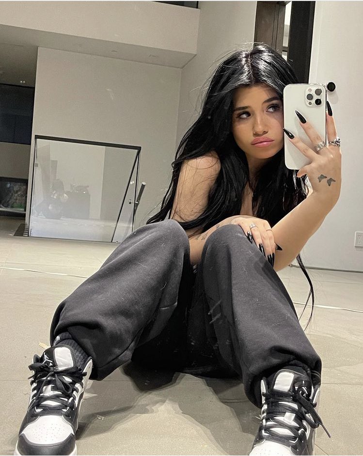 dijafoxy's tweet photo. am I the only one who fan casts nessa  barrett as lana myers?? https://t.co/PAaToqKn3H