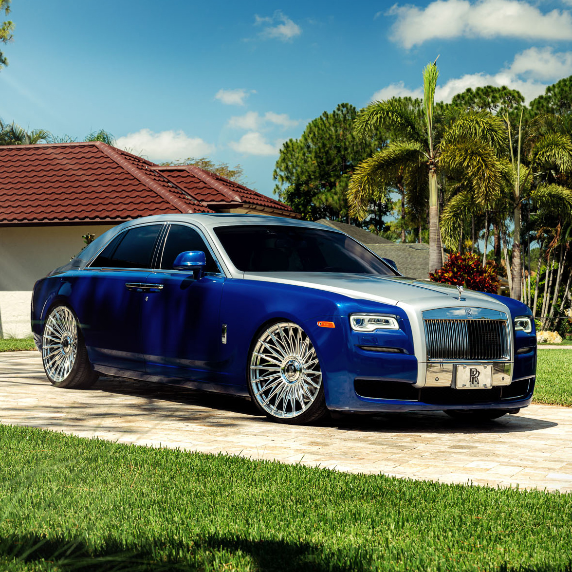 VOSSEN_JAPAN's tweet photo. ROLLS ROYCE GHOST x SERIES 17: S17-15T
F : 24x10 / R : 24x10 | Gloss Clear
緻密で繊細なフィニッシュ。
方向性左右非対称デザイン。
フローティングエンブレム。
全ては最高を求める為に。
#VOSSEN #VOSSENJAPAN
#ROLLSROYCE #GHOST
#ロールスロイス #ゴースト 
#鍛造ホイール https://t.co/goQ9nq3EWF
