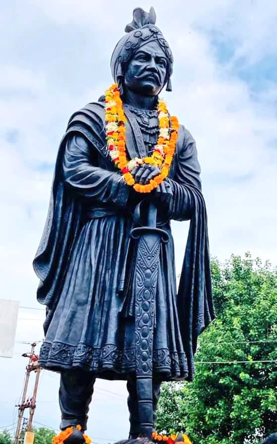 Sarpanc45808945's tweet photo. प्रतिहार वंश के महान राजा, सनातन धर्म रक्षक गुर्जर सम्राट #मिहिर_भोज जी की जयंती पर कोटि कोटि नमन। 

#MihirBhojGurjarSamrat
#MihirBhoj https://t.co/y1rnj7Cn1d