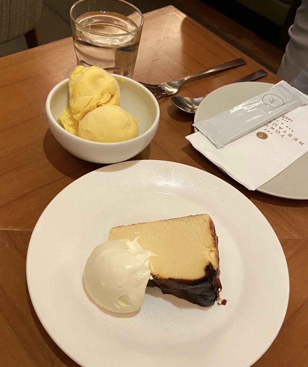W43651019's tweet photo. ####今日は外に出てアイスクリームとケーキを食べました。 https://t.co/2Vctzsyqyz