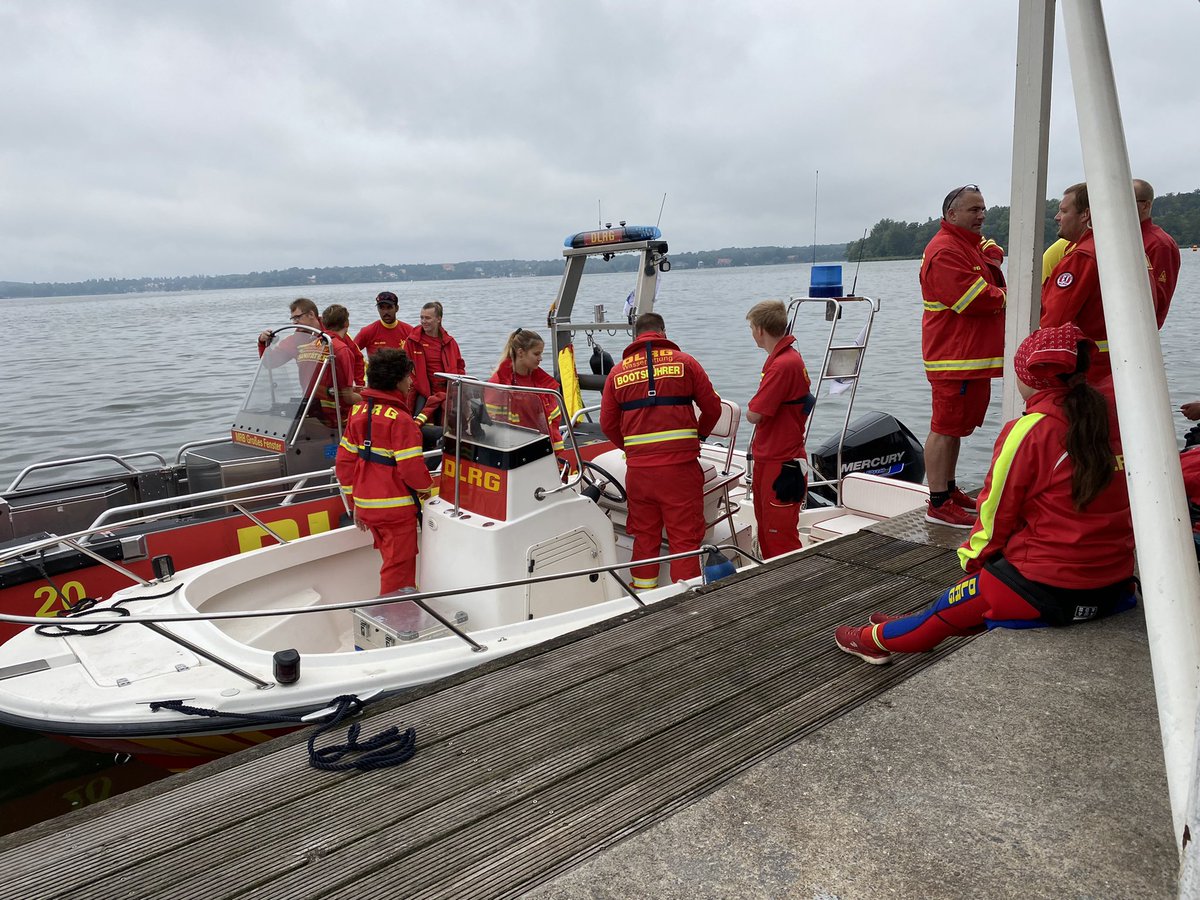 DLRG_Berlin's tweet photo. Am Wochenende fand der 17. BerlinMan statt. Die DLRG Berlin sicherte mit 6 Booten und mehrere Rettungsbords die Veranstaltung ab. Sechs ermattete Teilnehmer*innen wurden durch eigene Kräfte aufgenommen und sicher an Land gebracht.
#wasserrettung #absicherung #berlinman https://t.co/FsWilJGffQ