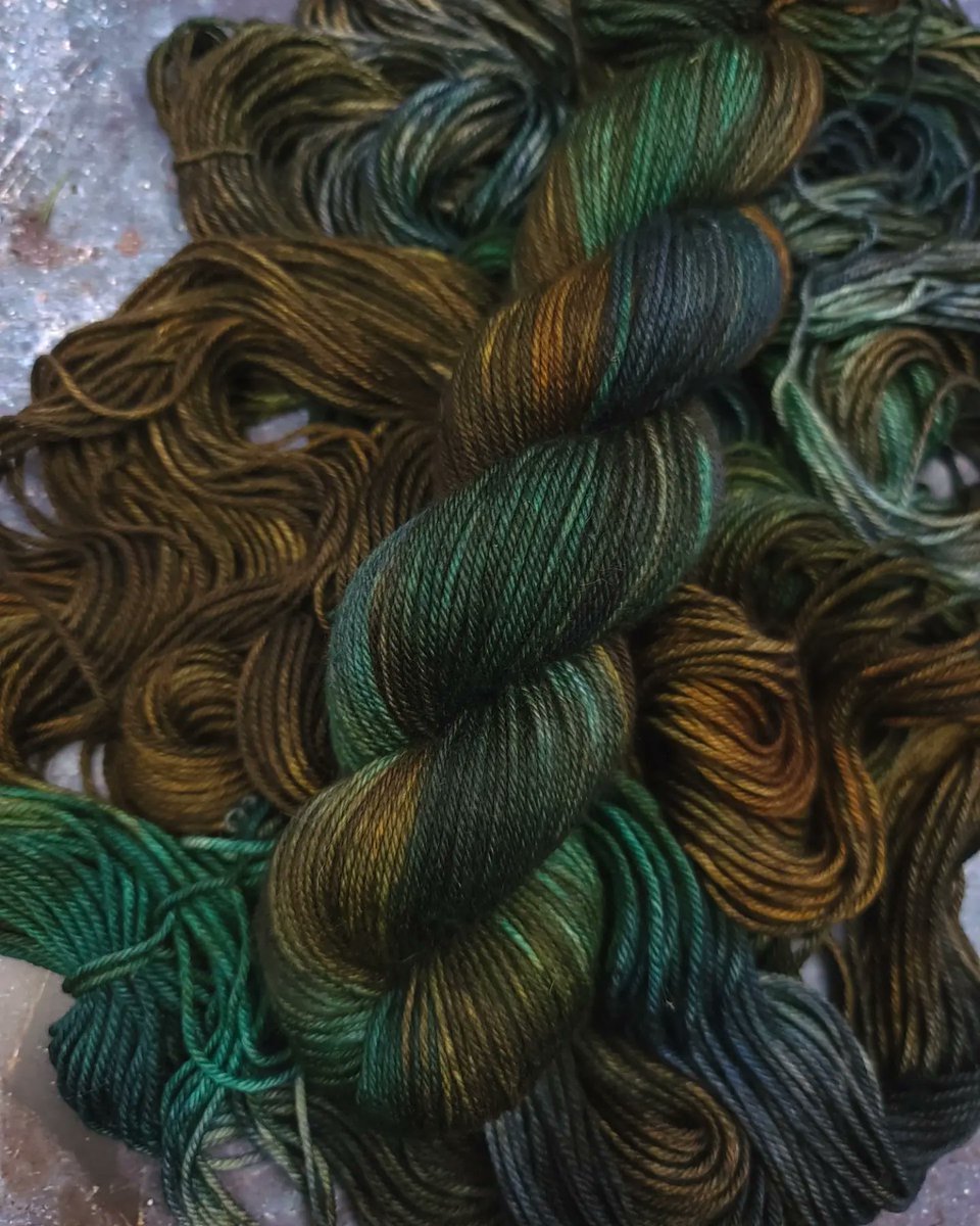 FrostedStitch's tweet photo. A pale seafoam and bold teal base topped with a combination of both earthy and jewel tones. Creamy mocha and dark coffee browns, rich forest green and midnight blue blend beautifully to create a truly moody vibe

H O M E

Collection launch Sept. 2nd, 8pm EST https://t.co/IkT0a0zzvx