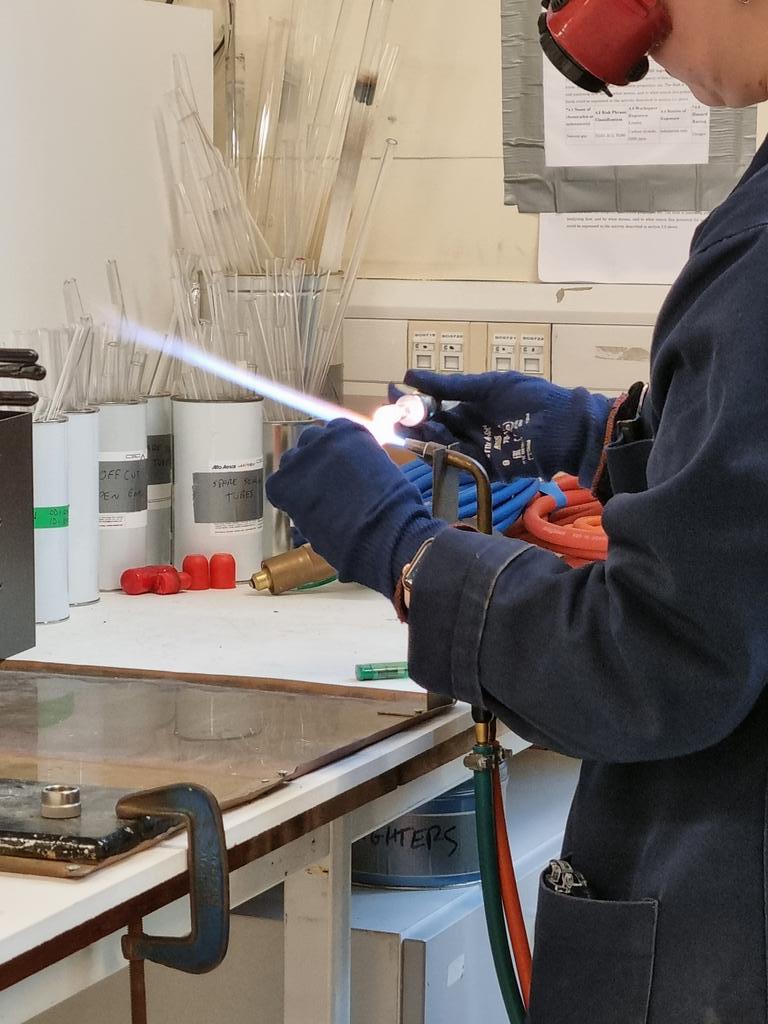 UofGSciEng's tweet photo. A day of imaging 📸 #materials #research 
@UofGChem and @UofGPhysAstro this morning 
#energy #microwave #processing #glassblowing #characterisation #STEM #STEMResearch @UofG_MCMP @Prof_DHGregory https://t.co/Vf7TsvhFYa