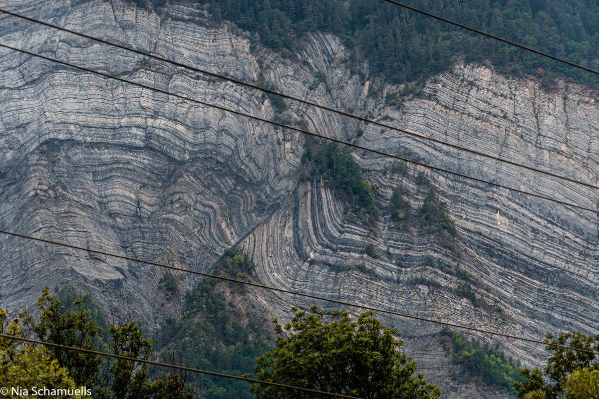 noah_schtone's tweet photo. Cuando vez este tipo de estructuras con tus propios ojos, te das cuenta de lo impresionantes que son las rocas. Pliegues fallados en calizas de Le Bourg D’Oisans, Francia, bajando de los Alpes italianos. Mi aporte para el #geocastverano22  🤭 ¿os atrevéis con la interpretación? https://t.co/7tutl7I7BD