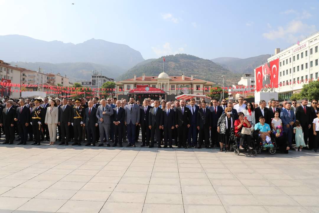 mdikici45's tweet photo. Destanı öksüz, sükûtu derin meçhul askerin;
Türbesi yakışmış bu kutlu tepeye
Yattığı toprak belli,
Tuttuğu bayrak belli,
Kim demiş meçhul asker diye? ...

30 Ağustos Zafer Bayramımızın 100. Yılı Kutlu Olsun. https://t.co/jRkFyBLcIh