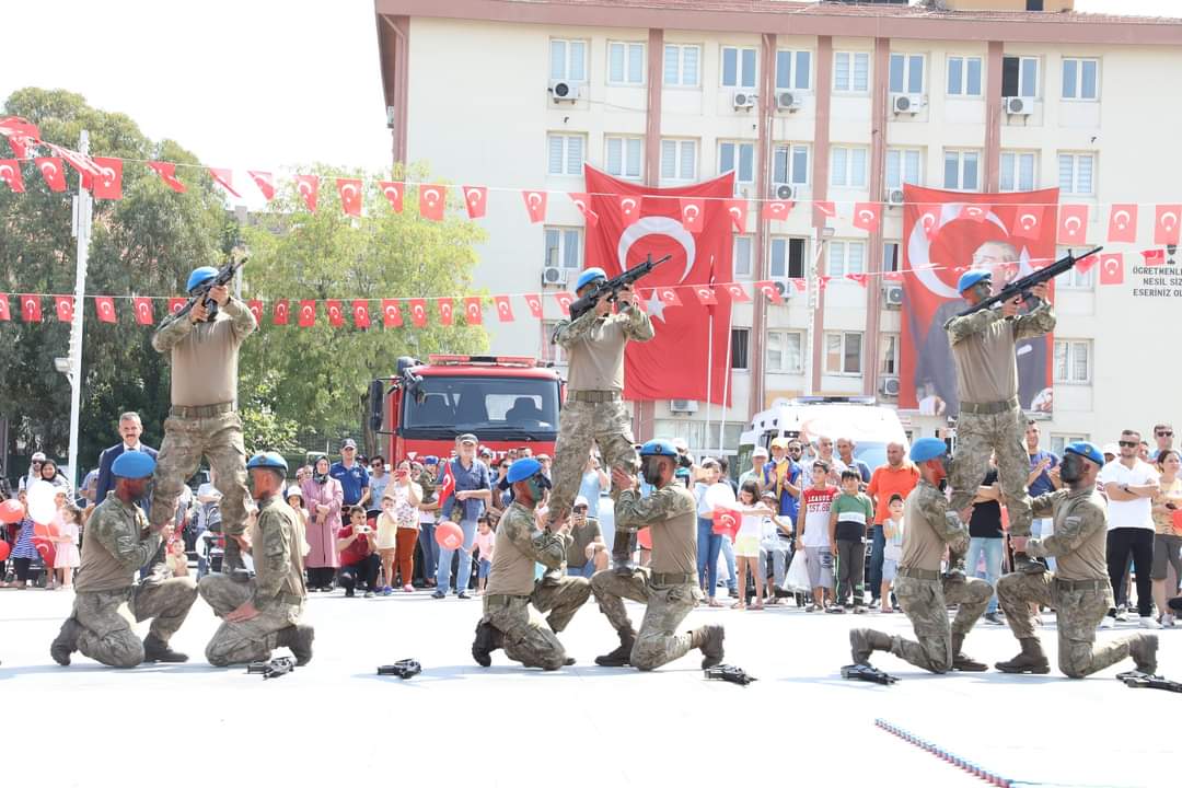 mdikici45's tweet photo. Destanı öksüz, sükûtu derin meçhul askerin;
Türbesi yakışmış bu kutlu tepeye
Yattığı toprak belli,
Tuttuğu bayrak belli,
Kim demiş meçhul asker diye? ...

30 Ağustos Zafer Bayramımızın 100. Yılı Kutlu Olsun. https://t.co/jRkFyBLcIh
