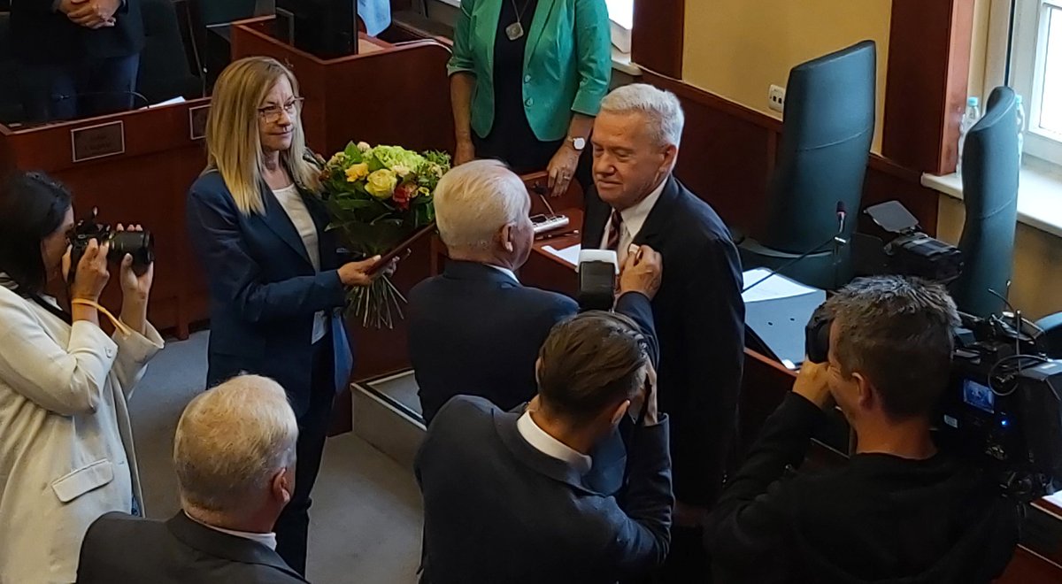 MartynaSiudak's tweet photo. Prof. Andrzej #Sakson wyróżniony Odznaką Honorową za Zasługi dla Województwa Warmińsko-Mazurskiego podczas dzisiejszej sesji w @UMWWM_Olsztyn. @IZPoznan @UAM_Poznan #Warmia #Mazury https://t.co/cucRgbrxHj