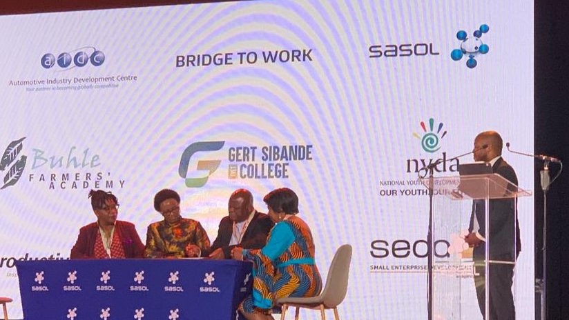 BuhlefarmersA's tweet photo. Giving an idea of partnerships within the @SasolSA #BridgeToWork programme.
#agdevelopment #aginvestment https://t.co/WxEoN3o2mD