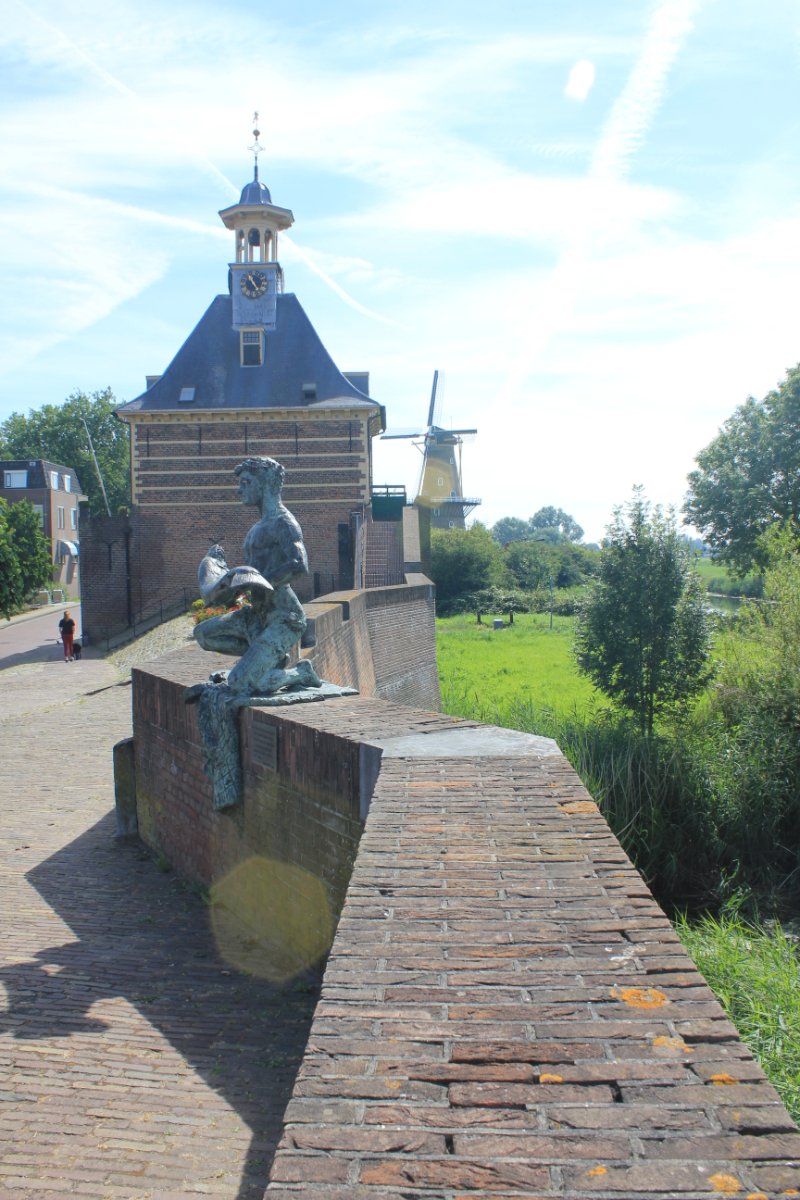 Verdedigingswerken die zó goed bewaard zijn gebleven, bestaan nergens ter wereld. De strategische stadswallen en sterke vestingsteden in de Vestingdriehoek vormden vroeger een meesterlijk verdedigingswerk. 💪

Dit stukje onvervangbaar Nederland is sinds 2021 UNESCO Werelerfgoed✨