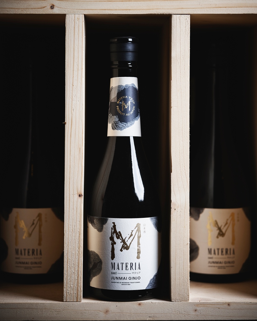 Le saké MATERIA est fabriqué à partir de riz Hitogokochi traditionnel poli à 55%, d'eau ultra douce des montagnes enneigées Japonaises et de koji (champignon naturel permettant la fermentation du riz) 🌾

#sakemaking #sakemasterclass #sakepairing #materia #materiasake #saké