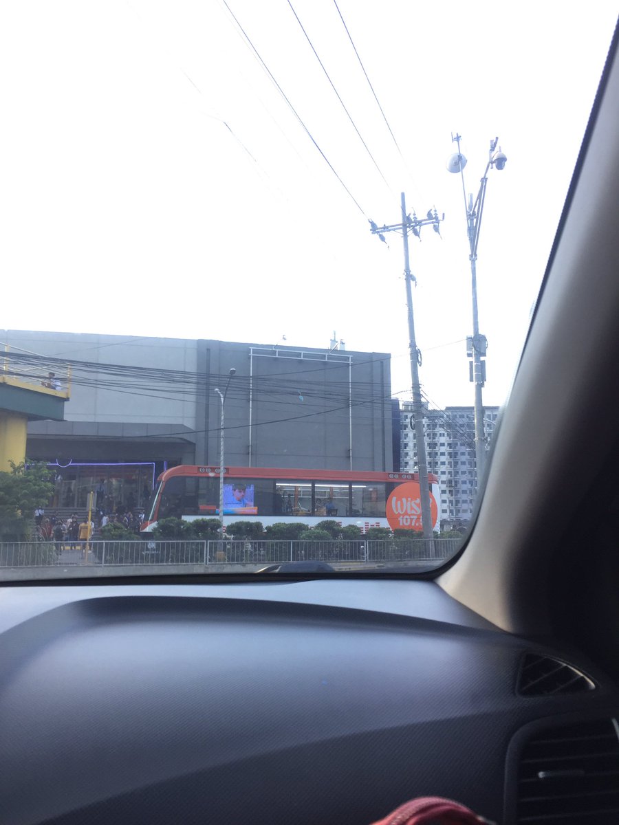 fjsjddpalagi's tweet photo. @TheJuans_BAND pala nasa wish bus nasa sm bicutan lang ako kanina hindi ko alam 😭😭😭 nasa kotse na ako nung marealize ko na the juans pala ayoko naaaaa 😾 https://t.co/lJJ1GZXwTh