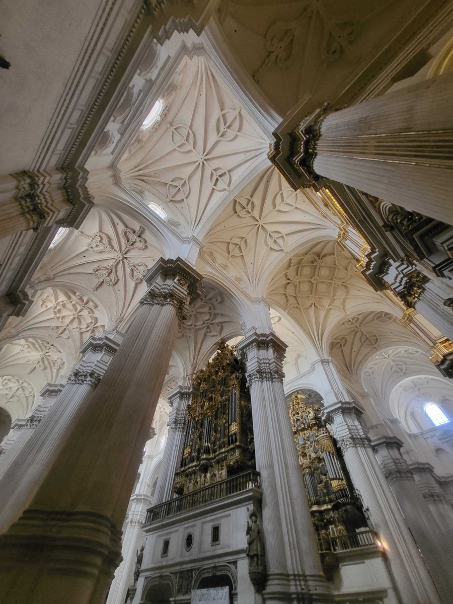 ClaritasGranada's tweet photo. La Catedral de Granada es un templo que asombra a todos los visitantes 😮 no solamente por su blancura sino también por sus enormes dimensiones. El gran panteón imperial de Carlos V te espera. ¡Contacta con nosotros!
@turgranada
#claritasturismo #claritasgranada #granada https://t.co/mEEALwcjCw