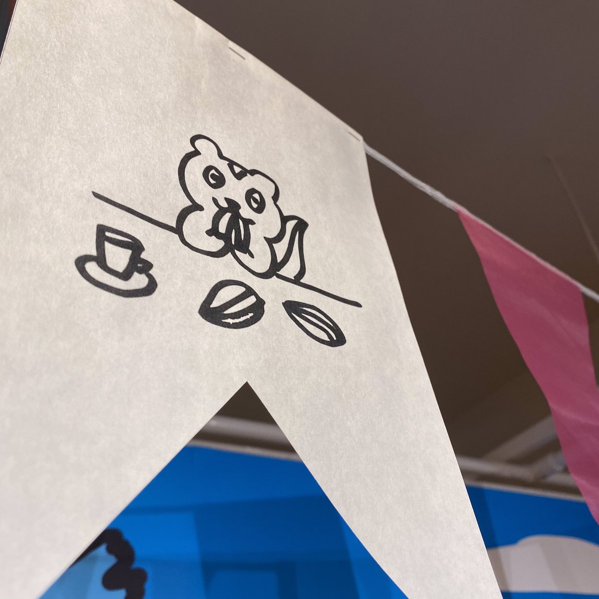 コーヒーようちえん おしまいの時間です ようちえんの中には天明さんのかわいいイラスト がたくさん散らばっています 見上げると 飾っている旗にも ぜひお気に入りの1枚を見つけてくださいね 楽しいブレイクタイムになること まちがいなし 明日もまったり