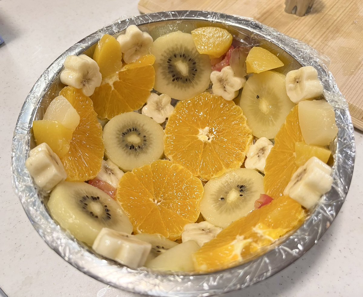 ボールにフルーツと生クリームとスポンジ敷き詰めて 冷蔵庫で1時間くらい寝かしてひ ぺこのイラスト