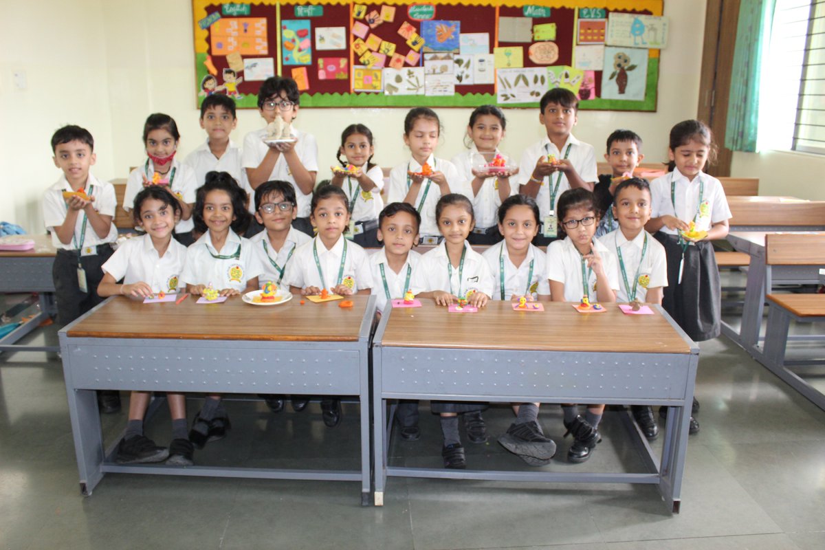 shriramindore's tweet image. Ganpati Bappa Morya! 
Students of SRCS celebrated the occasion of Ganesh Chaturthi by shaping and molding the idol of lord Ganesha with their tiny hands and fingers. 
SRCS Wishes all a Happy Vinayak Chaturthi. #srcsindore #ganeshamaking #activityforkids #ganeshchaturthi