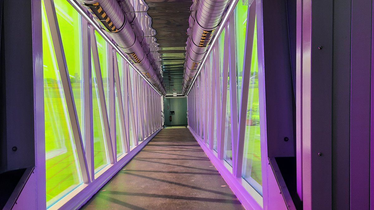 aena's tweet photo. El Aeropuerto de #Sevilla 🛫 abre la nueva zona de salidas internacionales del edificio terminal.

✅ Con este hito finaliza la obra de ampliación del terminal por la zona norte, después de que en 2020 se inauguraran las llegadas internacionales.

👉 https://t.co/69fT62o1OR https://t.co/umhIp9Cli2