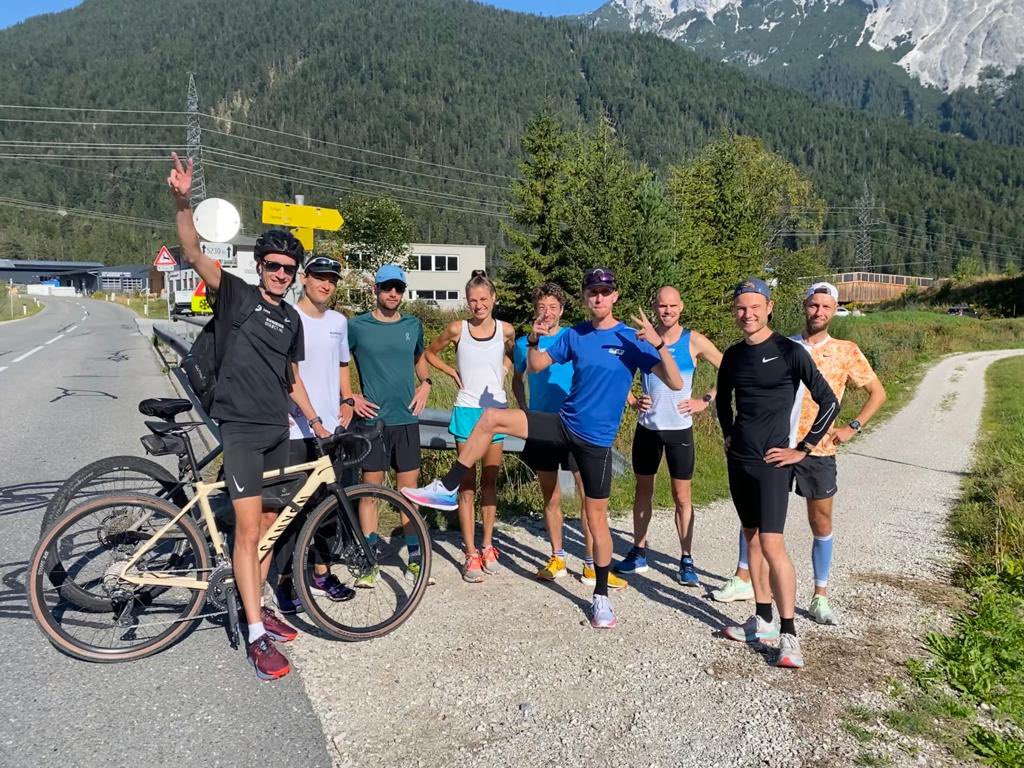 Vanochtend met een wat kleiner groepje meegefietst met hun duurloop🏔! En voor de oplettende kijker, <a href="/GertJanWassink/">Gert-Jan Wassink</a> heeft inderdaad ook de weg naar Seefeld gevonden met zijn vriendin🤩!