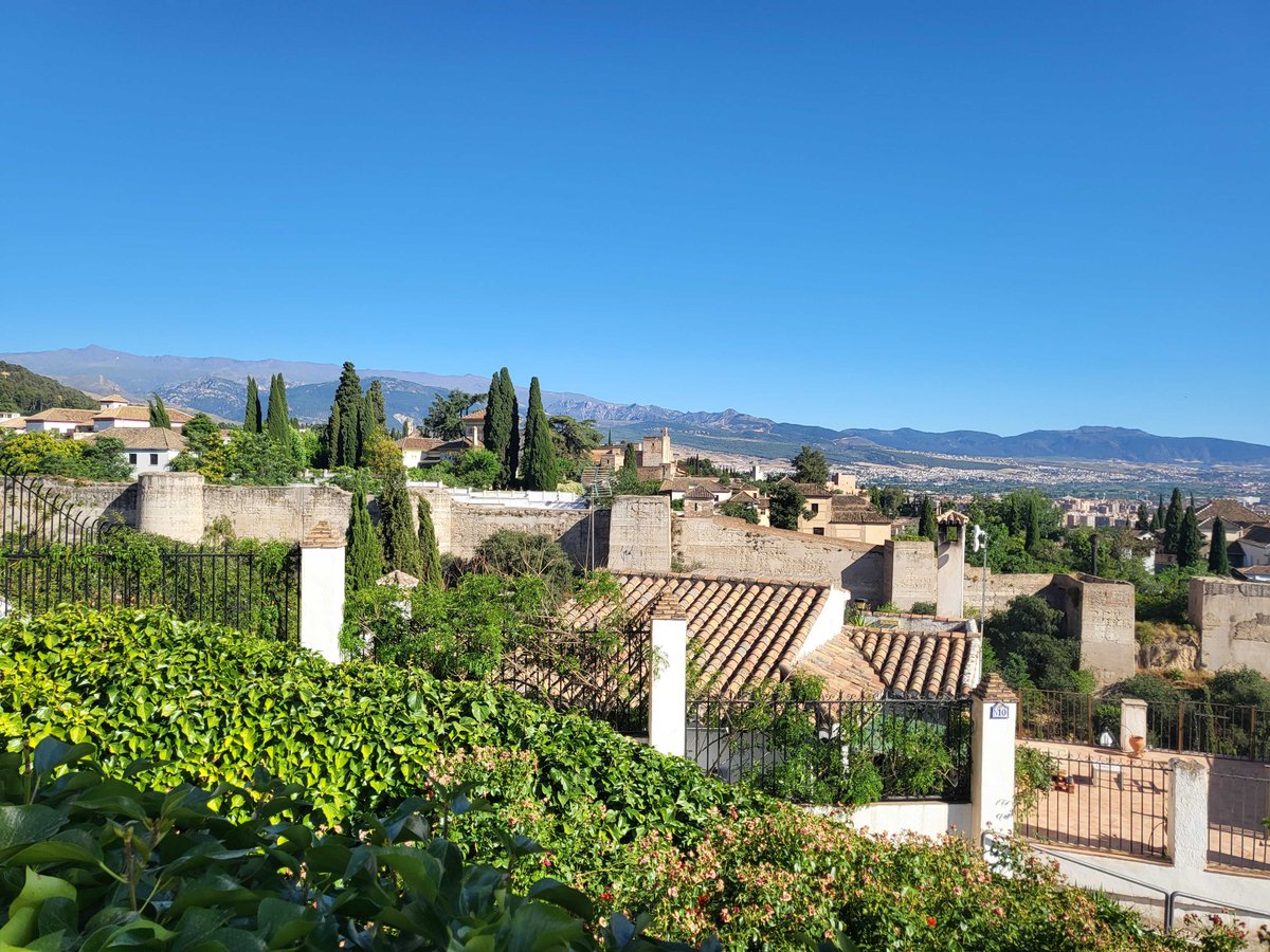 ClaritasGranada's tweet photo. Miradores increíbles😍 El mirador de San Cristóbal tiene unas vistas alucinantes de la Alhambra, la ciudad de Granada y la muralla zirí del siglo XI. El Albaicín es un lugar mágico, ¡ven a descubrirlo!☪️.

@PlanesGranada @turgranada

#claritasturismo #claritasgranada #granada https://t.co/LntayWdBKY
