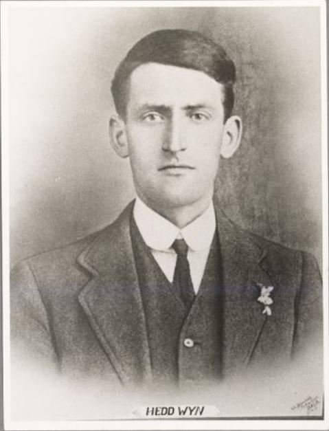 Bywgraffiadur's tweet photo. Enillodd Hedd Wyn gadair @eisteddfod Genedlaethol #Penbedw #arydyddhwn 1917. Wedi cyhoeddi'r ffugenw Fleur-de-lis, cyhoeddodd yr Archdderwydd bod Hedd Wyn wedi marw ym Mrwydr Cefn Pilkem, a gorchuddiwyd y gadair â gorchudd du https://t.co/BvMTEPayaF #HanesCymru #Cymru #yagym https://t.co/WSK9NS6GxD