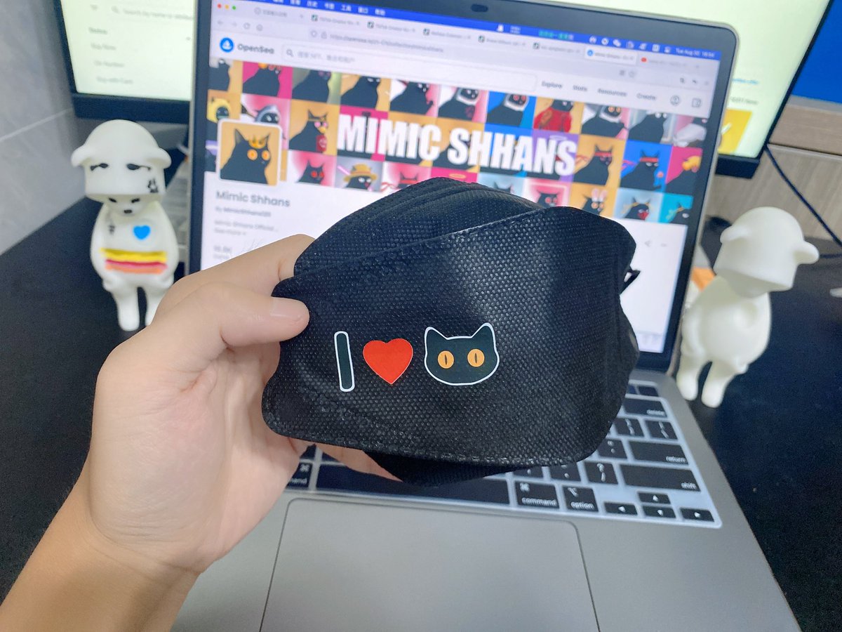 JinHsu_'s tweet photo. 为家人们定制的黑猫口罩到货啦

 ♻️市场顶级面料-最高安全性♻️

🇰🇷韩版KF94规格-最高颜值 🇰🇷

🕶高级纯黑设计-最具特色感🕶

🐱MS专属Logo-最强归属感🐱

NFT实体赋能的潮流单品，而非市面上便宜劣质的一次性口罩哦

🎁抽10位，每人30只包邮到家 🎁

要求：赞+转+关注官推@MimicShhans 

🔥48h🔥LFG 🔥 https://t.co/YrUS6ox6Hs