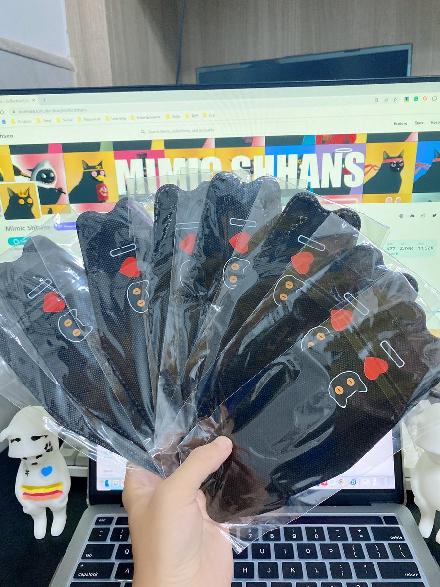 JinHsu_'s tweet photo. 为家人们定制的黑猫口罩到货啦

 ♻️市场顶级面料-最高安全性♻️

🇰🇷韩版KF94规格-最高颜值 🇰🇷

🕶高级纯黑设计-最具特色感🕶

🐱MS专属Logo-最强归属感🐱

NFT实体赋能的潮流单品，而非市面上便宜劣质的一次性口罩哦

🎁抽10位，每人30只包邮到家 🎁

要求：赞+转+关注官推@MimicShhans 

🔥48h🔥LFG 🔥 https://t.co/YrUS6ox6Hs