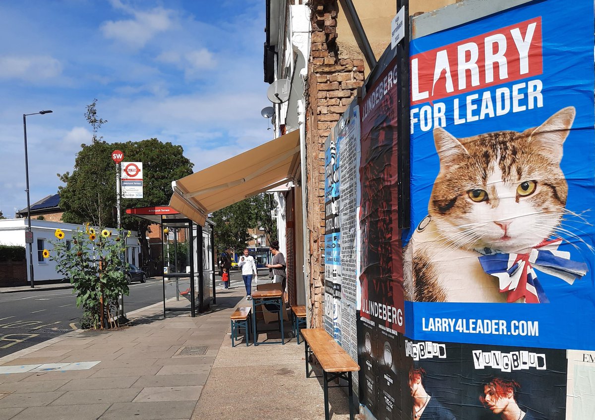 #Larry4Leader now in Hammersmith. We'll done <a href="/Number10cat/">Larry the Cat</a> 😸🐾